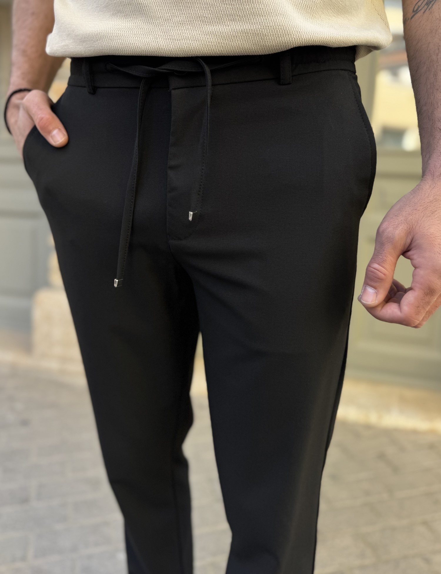 Ανδρικό υφασμάτινο μαύρο παντελόνι με κορδόνι και κουμπί FCL5785 φωτογραφία